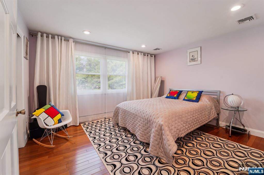 5 Bedroom Single Family Home/House's Image 19