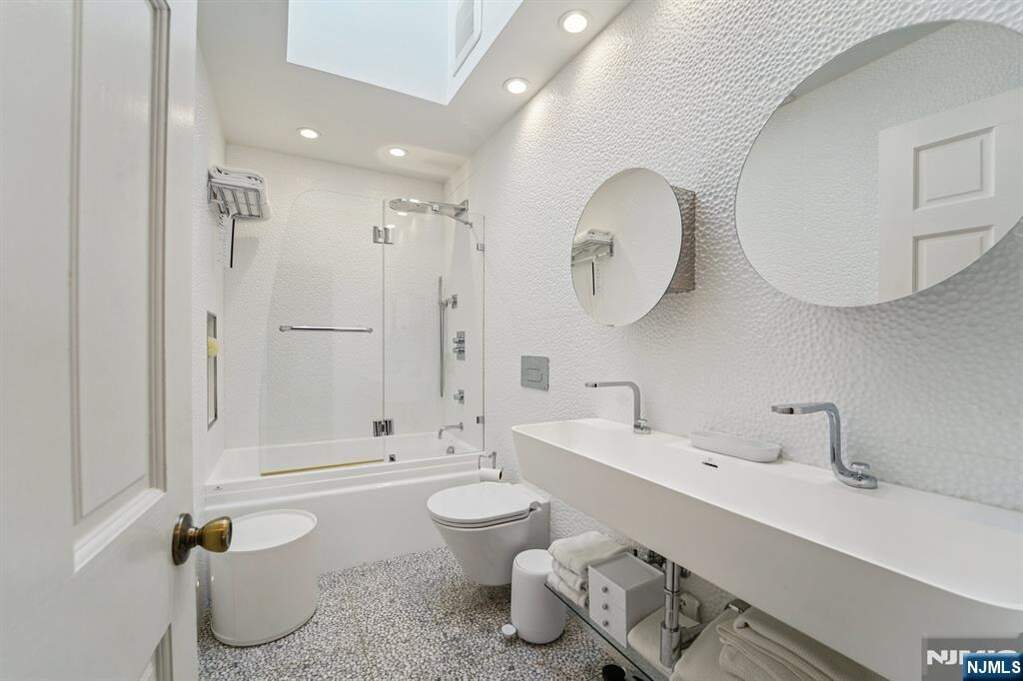5 Bedroom Single Family Home/House's Image 21