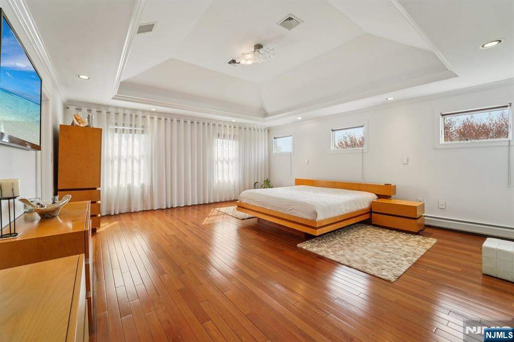 5 Bedroom Single Family Home/House's Image 26
