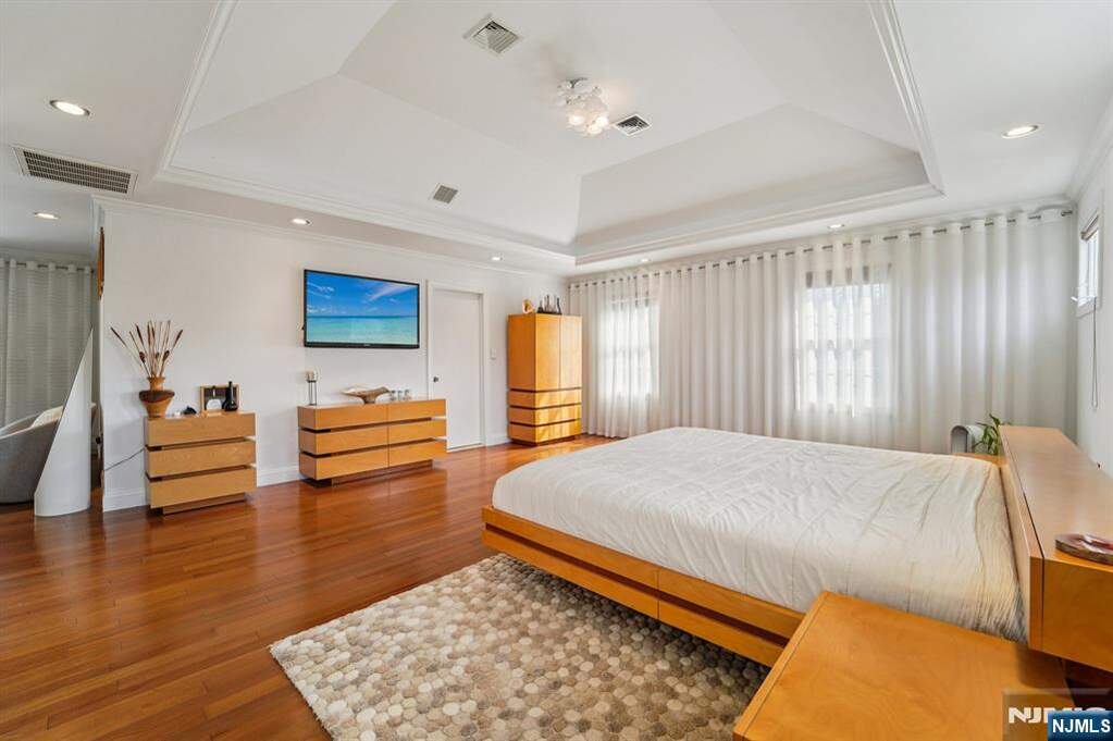 5 Bedroom Single Family Home/House's Image 27