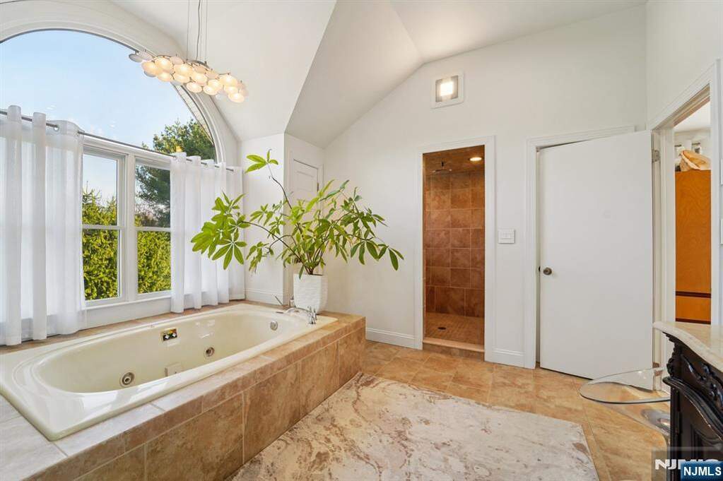 5 Bedroom Single Family Home/House's Image 29
