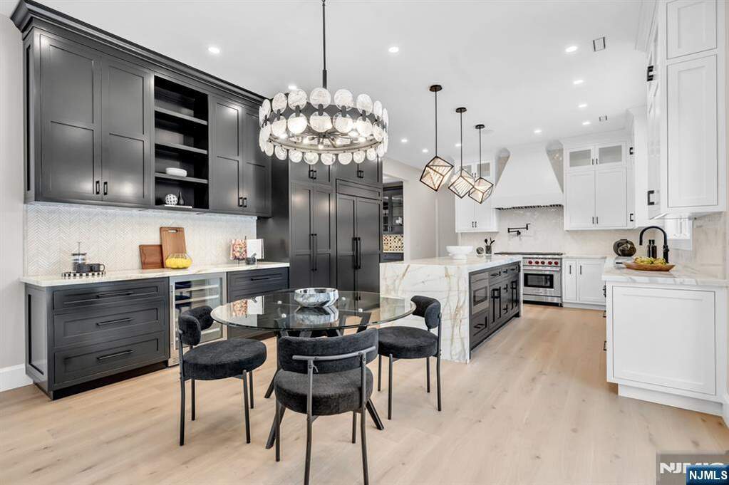 6 Bedroom Single Family Home/House's Image 13