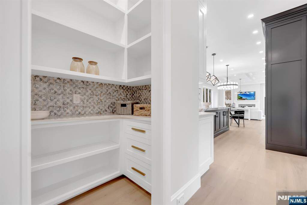 6 Bedroom Single Family Home/House's Image 15
