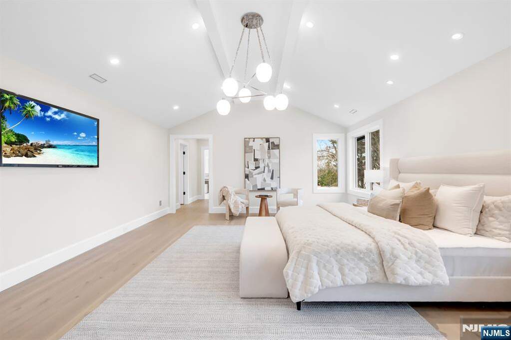 6 Bedroom Single Family Home/House's Image 21