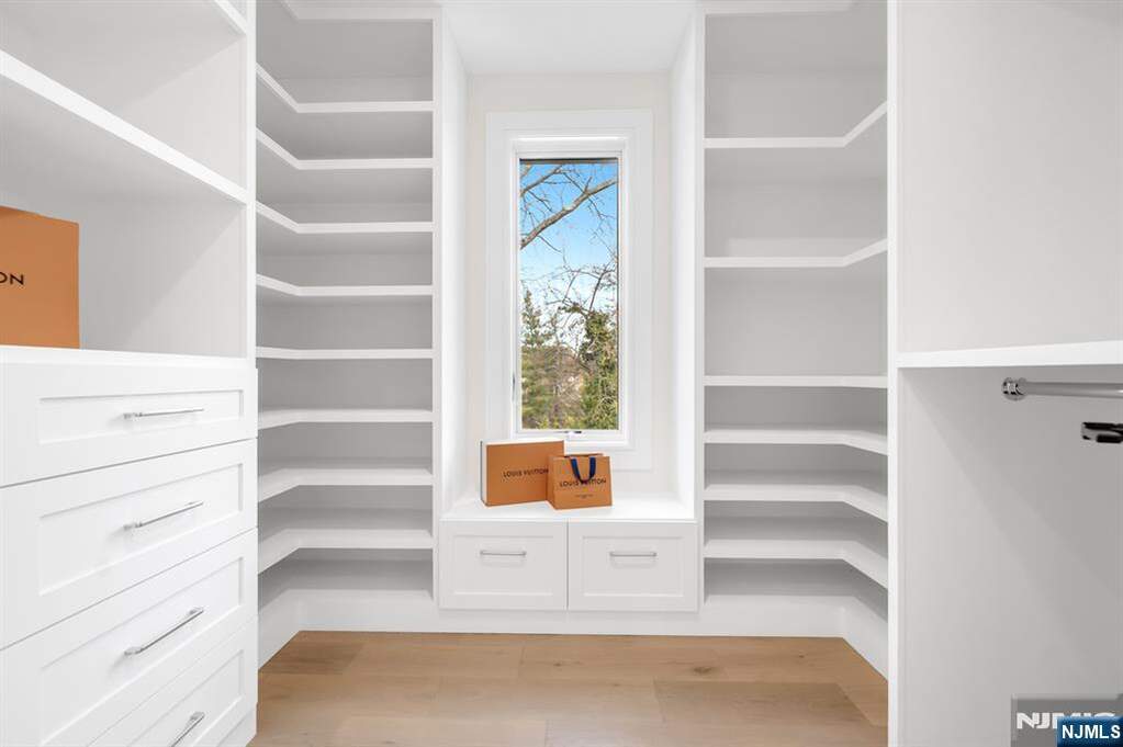 6 Bedroom Single Family Home/House's Image 26