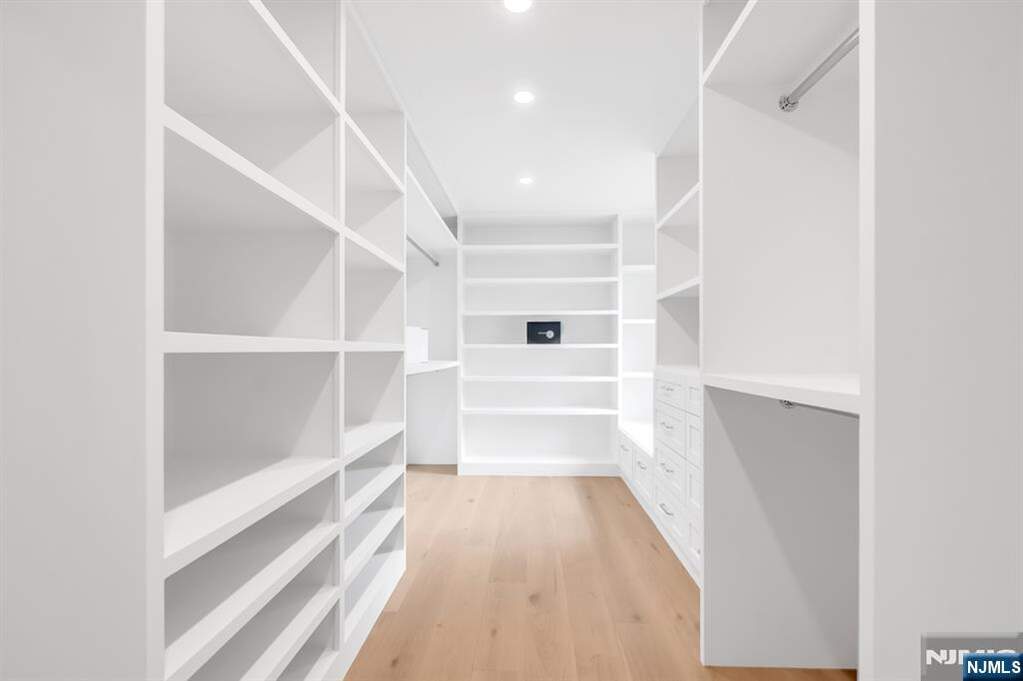 6 Bedroom Single Family Home/House's Image 27