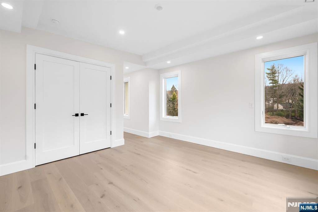 6 Bedroom Single Family Home/House's Image 31