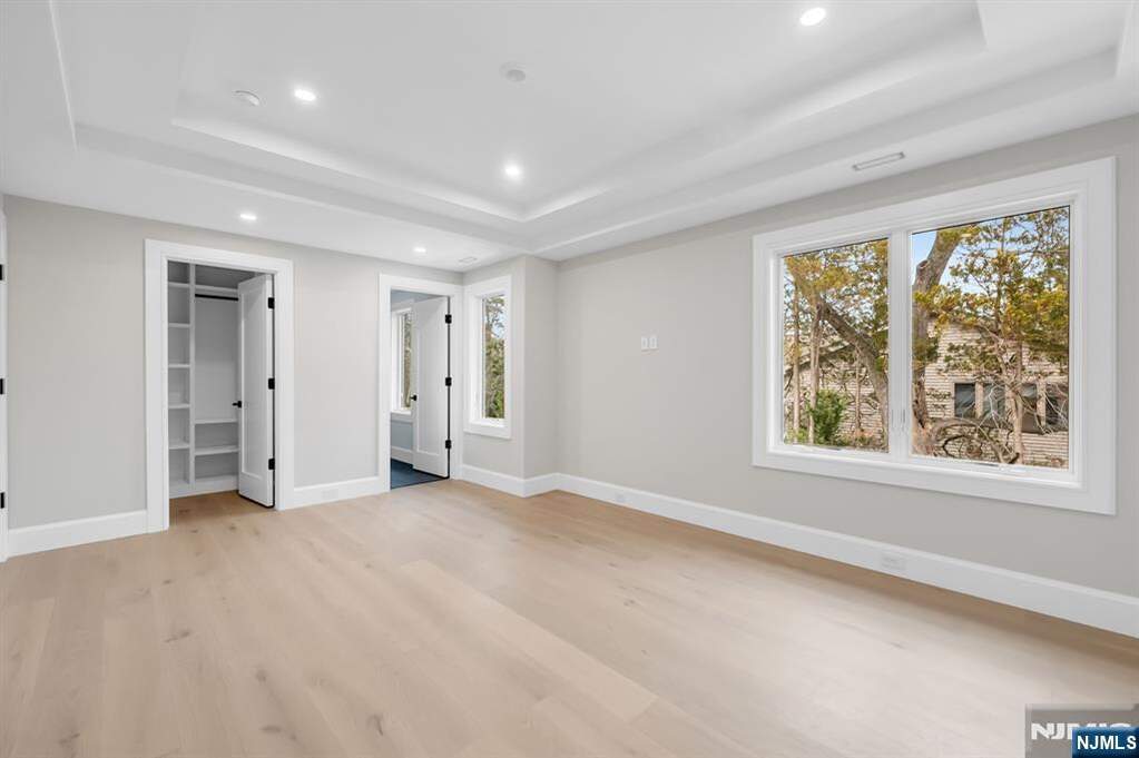 6 Bedroom Single Family Home/House's Image 32
