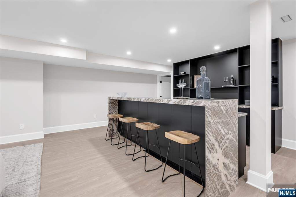 6 Bedroom Single Family Home/House's Image 38