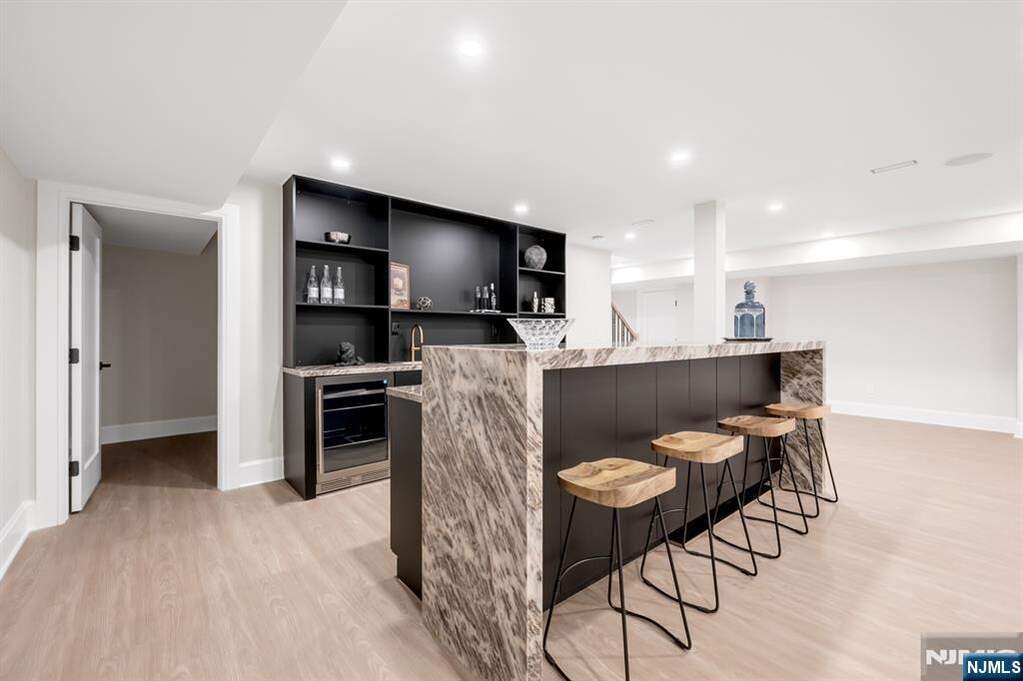 6 Bedroom Single Family Home/House's Image 39