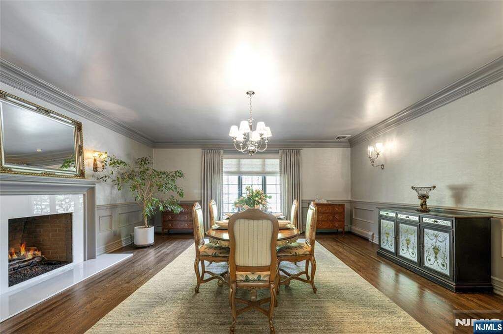 6 Bedroom Single Family Home/House's Image 10