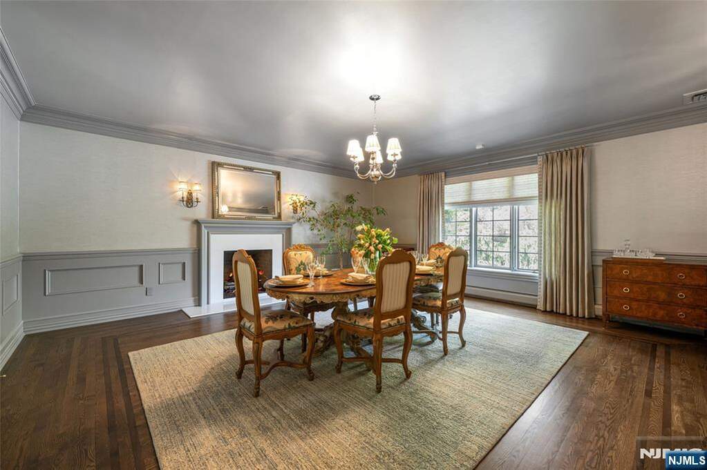 6 Bedroom Single Family Home/House's Image 11