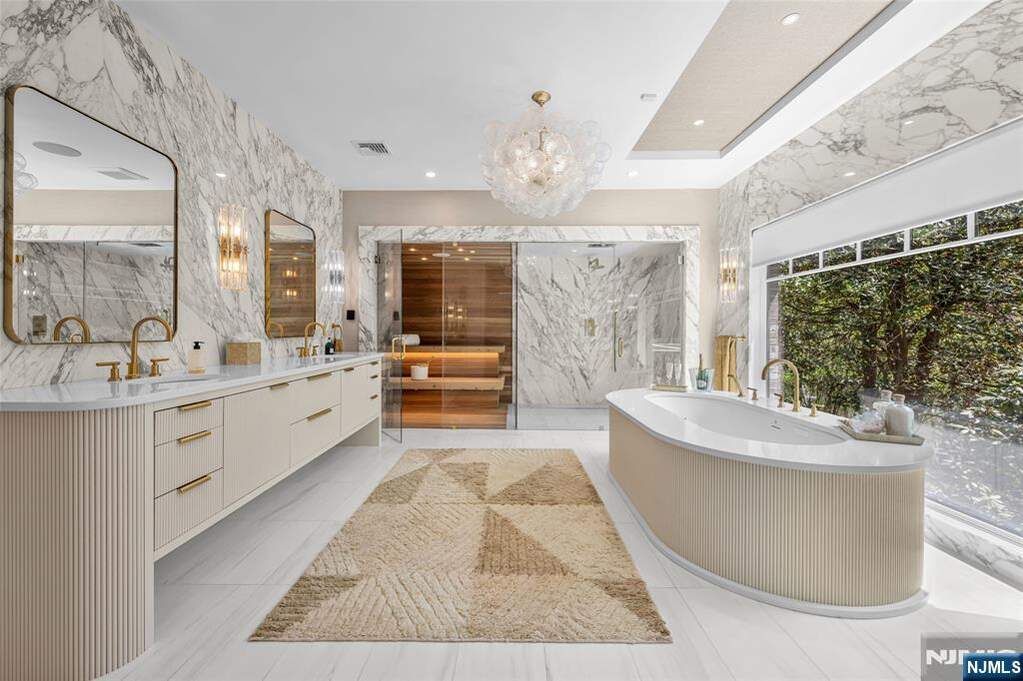 6 Bedroom Single Family Home/House's Image 18