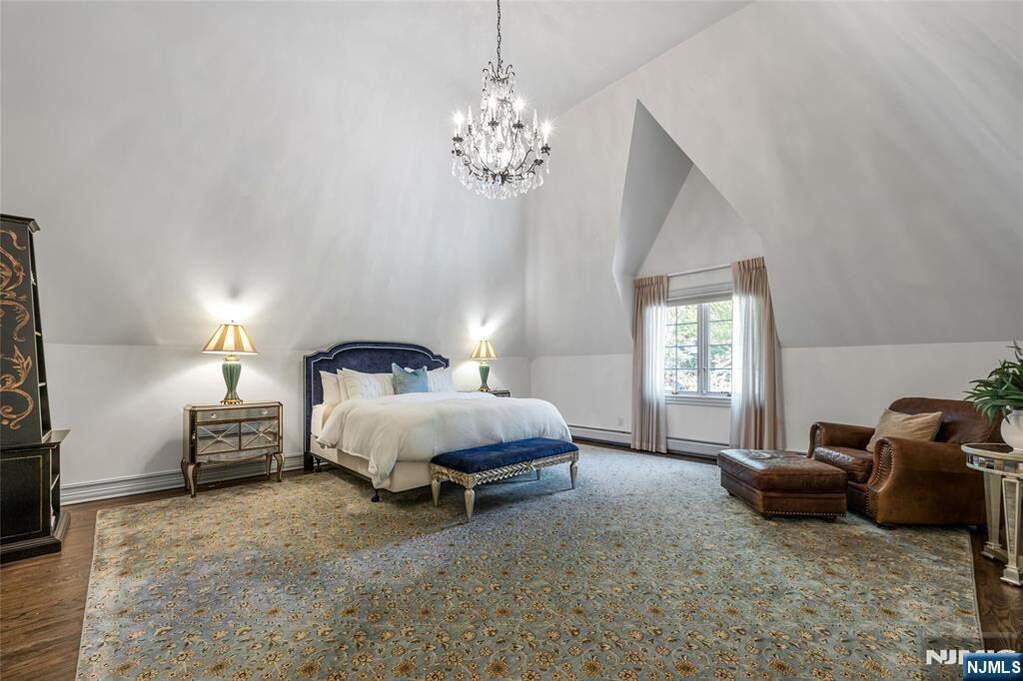 6 Bedroom Single Family Home/House's Image 20