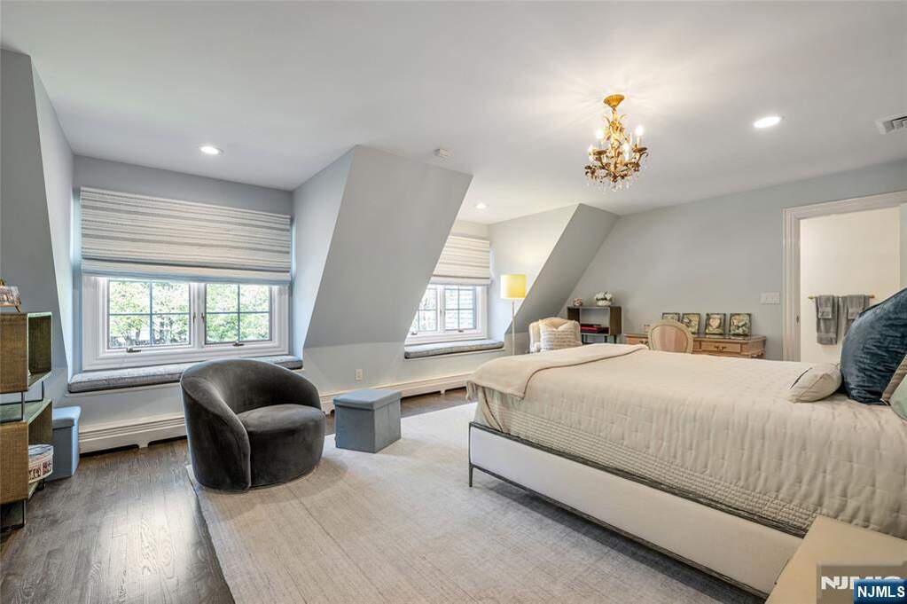 6 Bedroom Single Family Home/House's Image 22