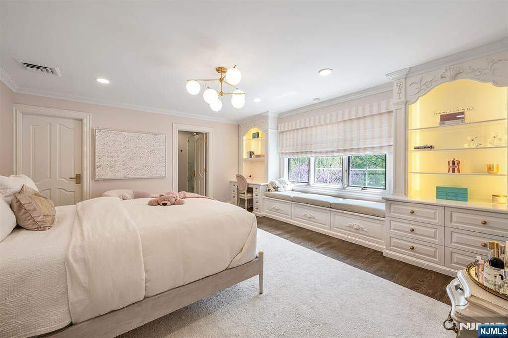 6 Bedroom Single Family Home/House's Image 25