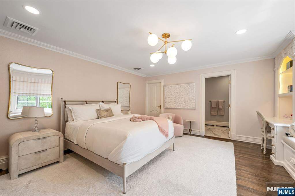 6 Bedroom Single Family Home/House's Image 26