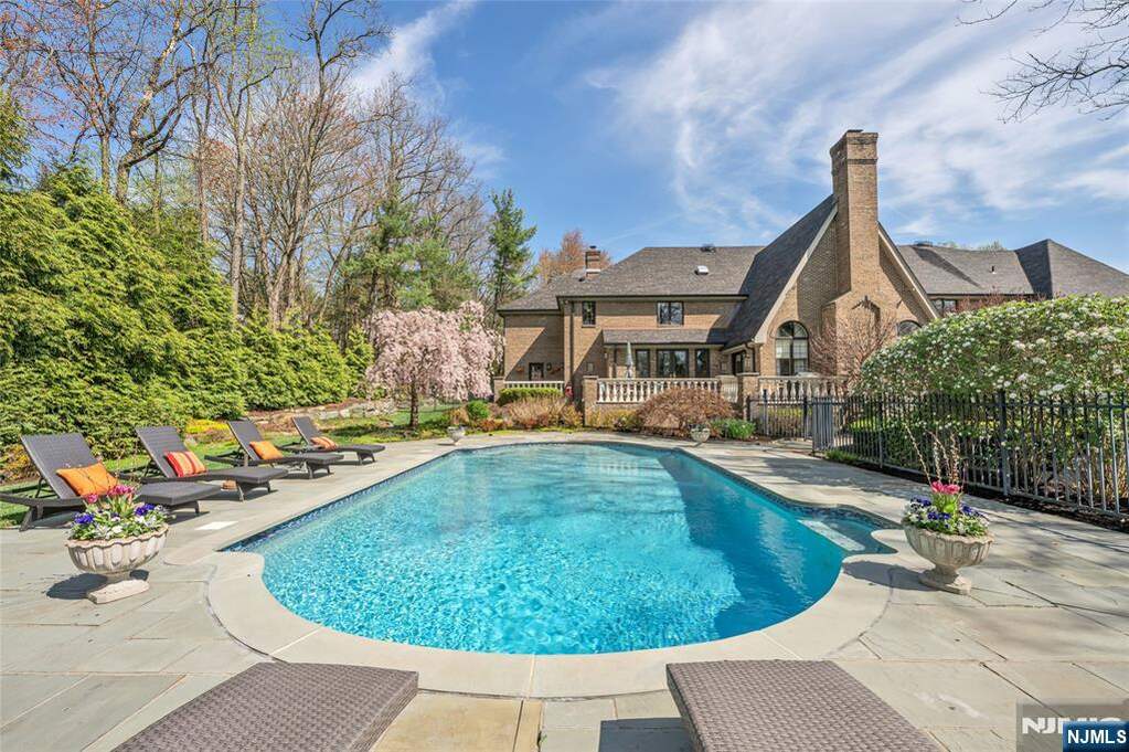 6 Bedroom Single Family Home/House's Image 39
