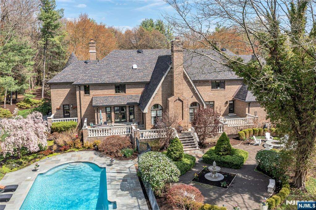 6 Bedroom Single Family Home/House's Image 40