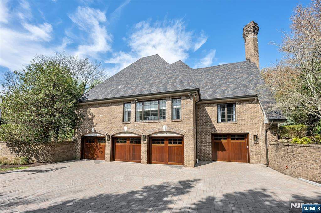 6 Bedroom Single Family Home/House's Image 44