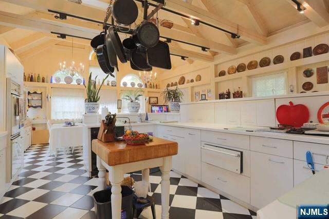 5 Bedroom Single Family Home/House's Image 9