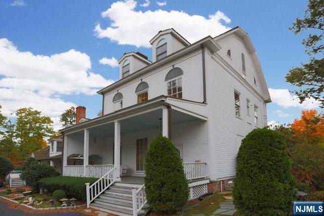 5 Bedroom Single Family Home/House's Image 3