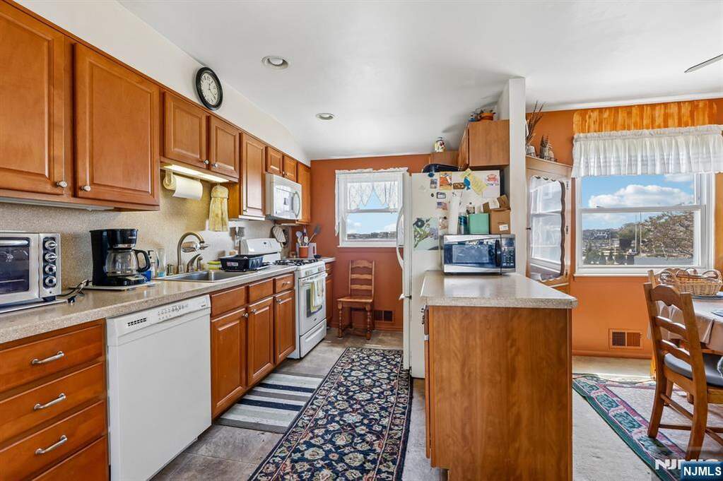 4 Bedroom Single Family Home/House's Image 7