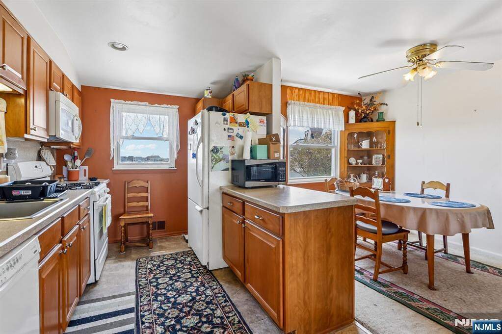 4 Bedroom Single Family Home/House's Image 8