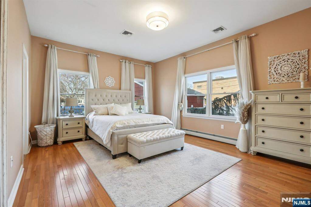 6 Bedroom Single Family Home/House's Image 11