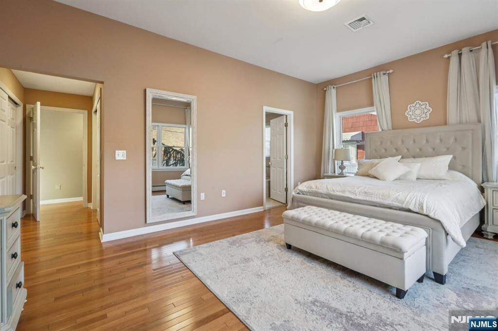 6 Bedroom Single Family Home/House's Image 12