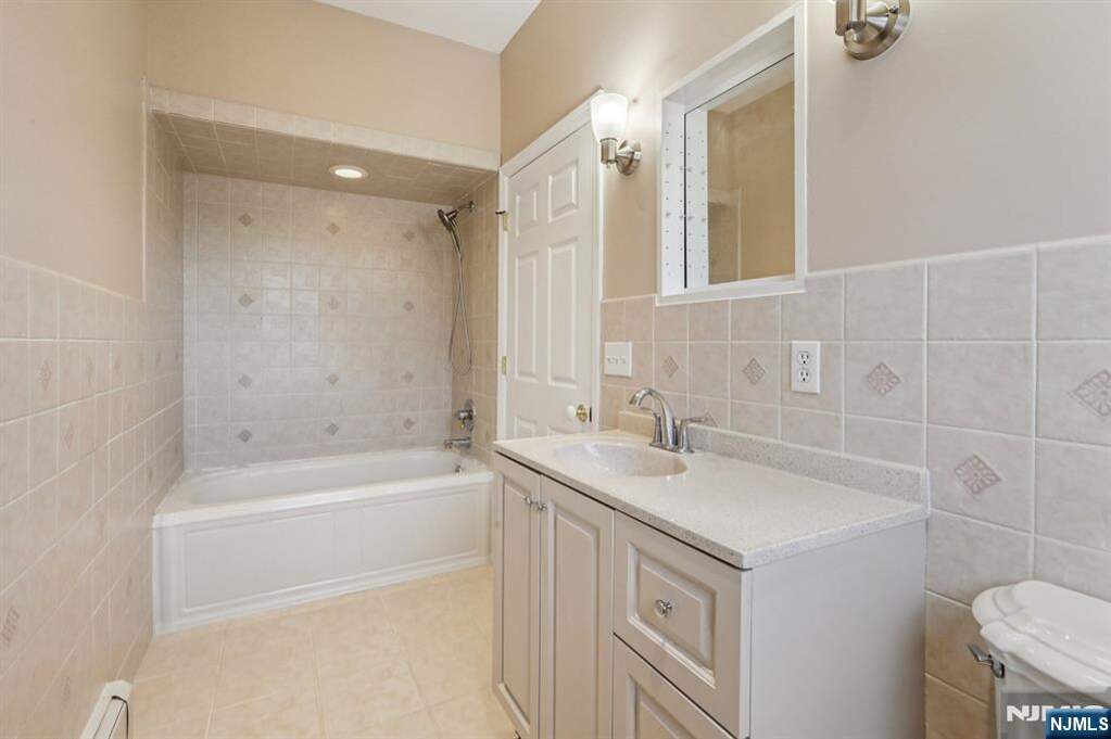 6 Bedroom Single Family Home/House's Image 29