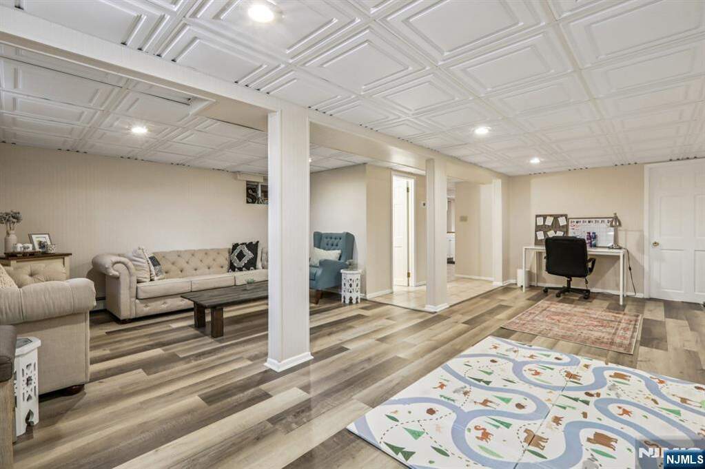 6 Bedroom Single Family Home/House's Image 38