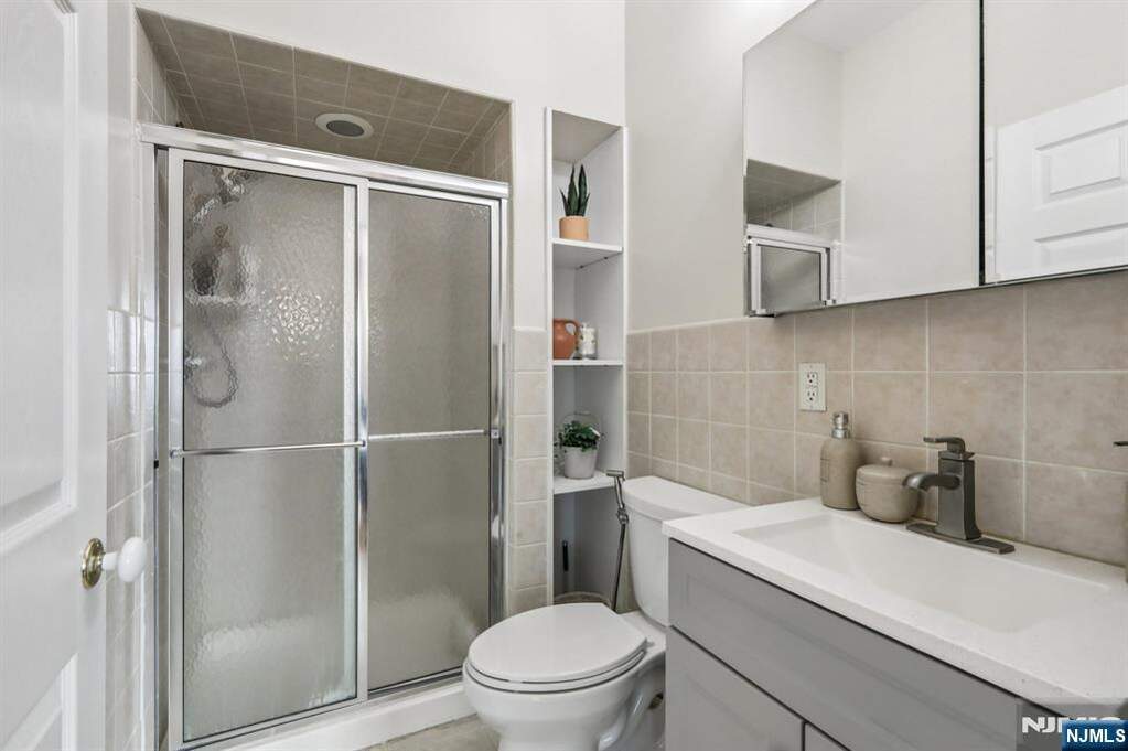 6 Bedroom Multi Unit's Image 35