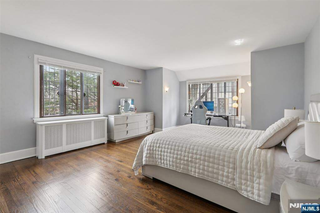 6 Bedroom Single Family Home/House's Image 14