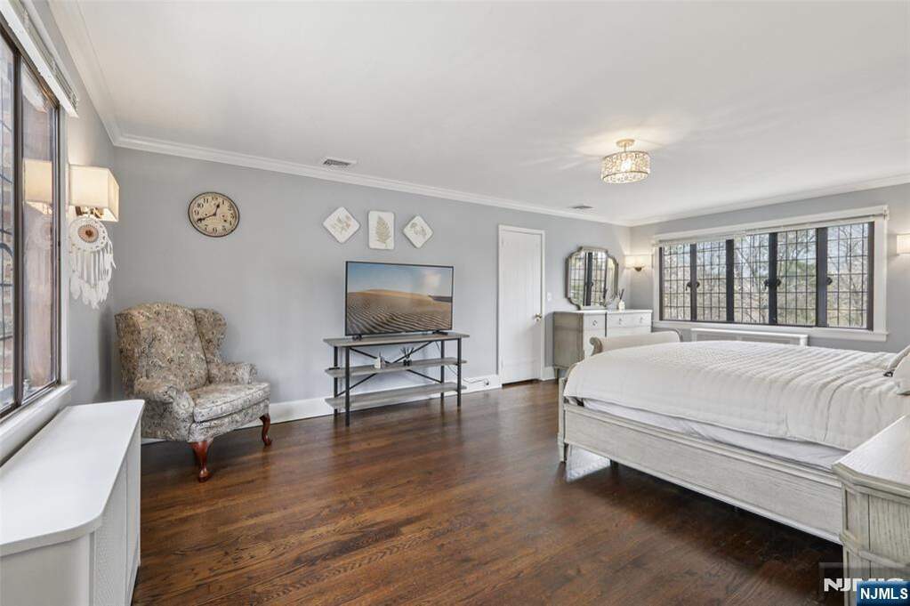6 Bedroom Single Family Home/House's Image 17
