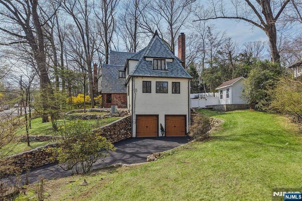 6 Bedroom Single Family Home/House's Image 30