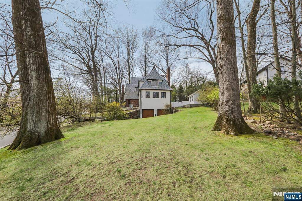 6 Bedroom Single Family Home/House's Image 34