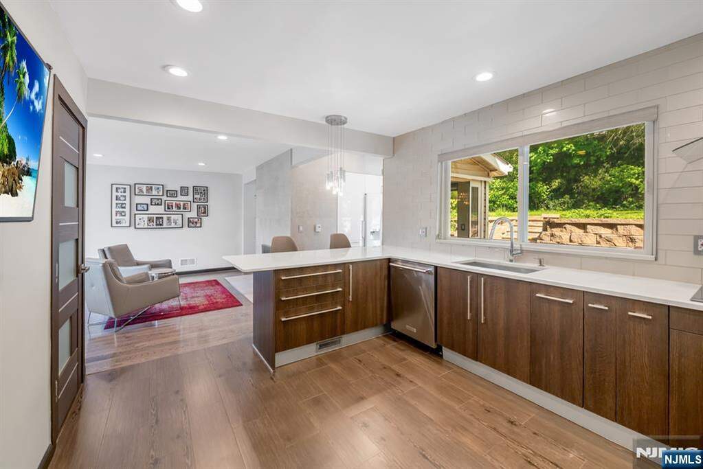 5 Bedroom Single Family Home/House's Image 10