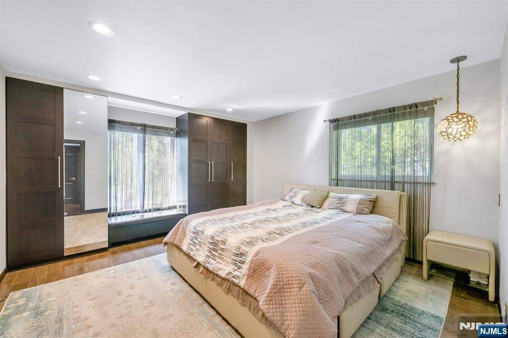 5 Bedroom Single Family Home/House's Image 14