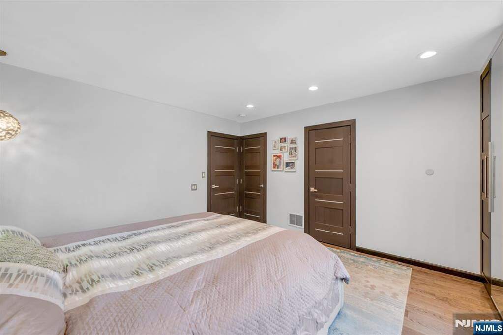 5 Bedroom Single Family Home/House's Image 16