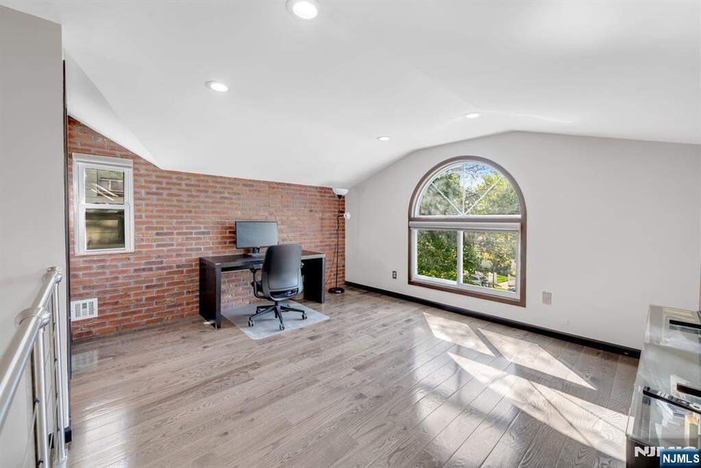 5 Bedroom Single Family Home/House's Image 19