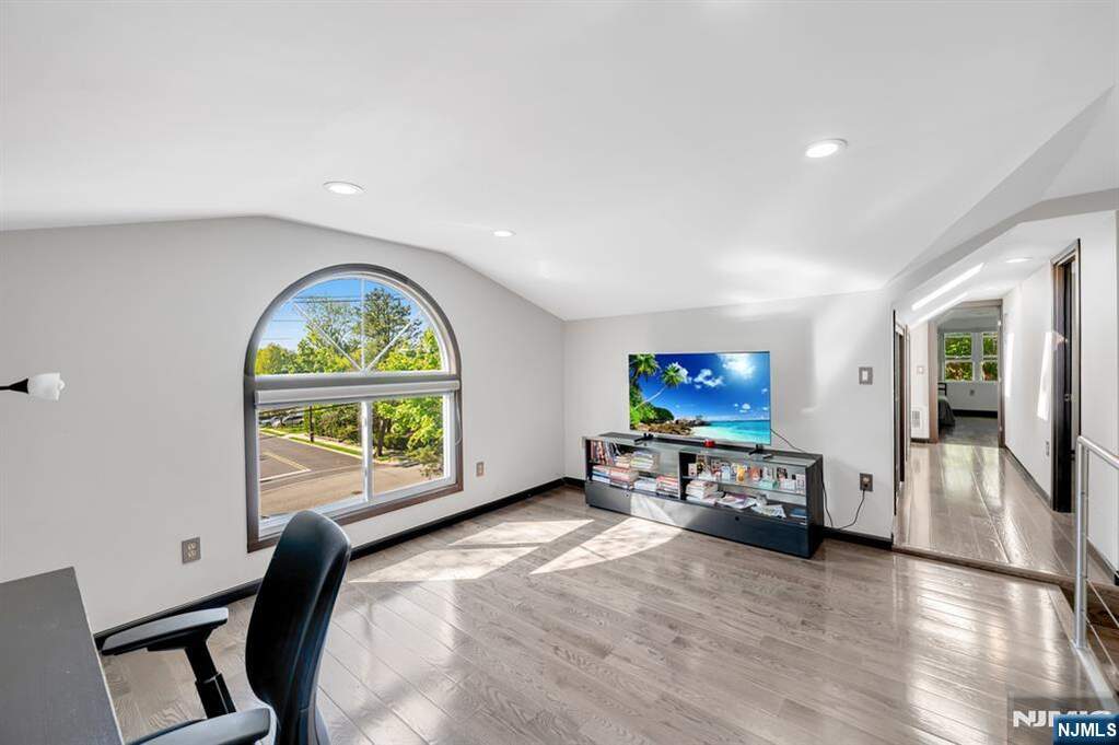 5 Bedroom Single Family Home/House's Image 20