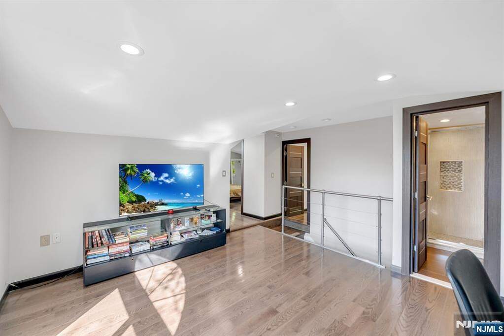 5 Bedroom Single Family Home/House's Image 21