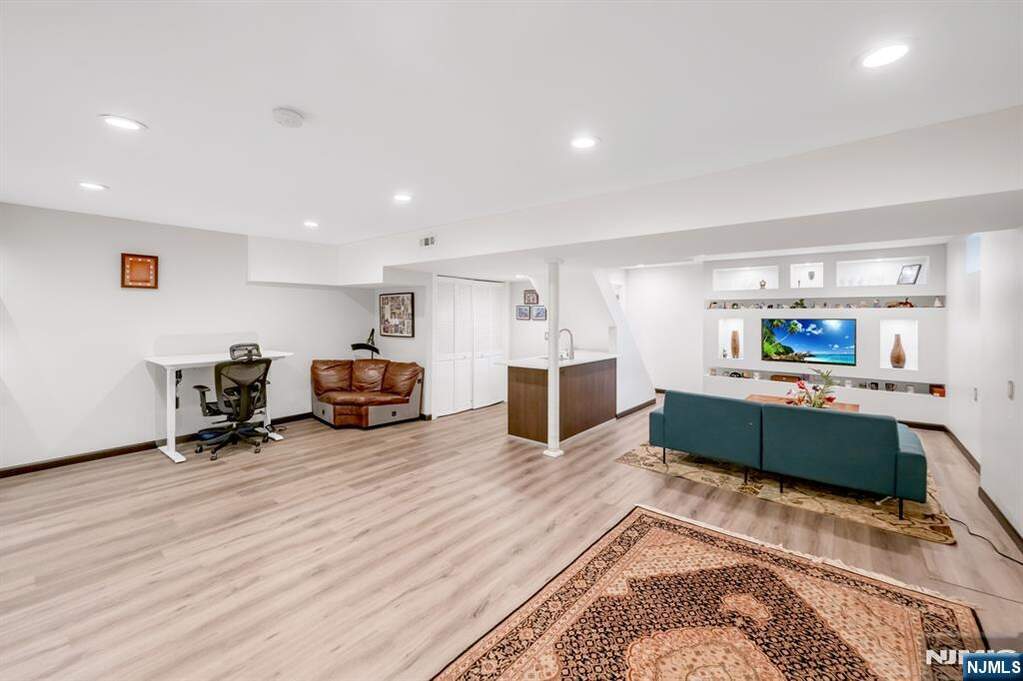 5 Bedroom Single Family Home/House's Image 27