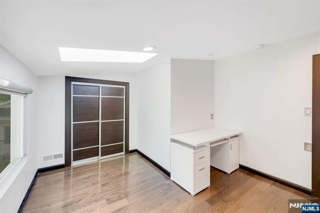 5 Bedroom Single Family Home/House's Image 28
