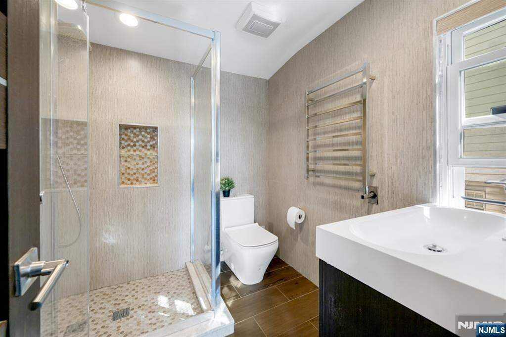 5 Bedroom Single Family Home/House's Image 29