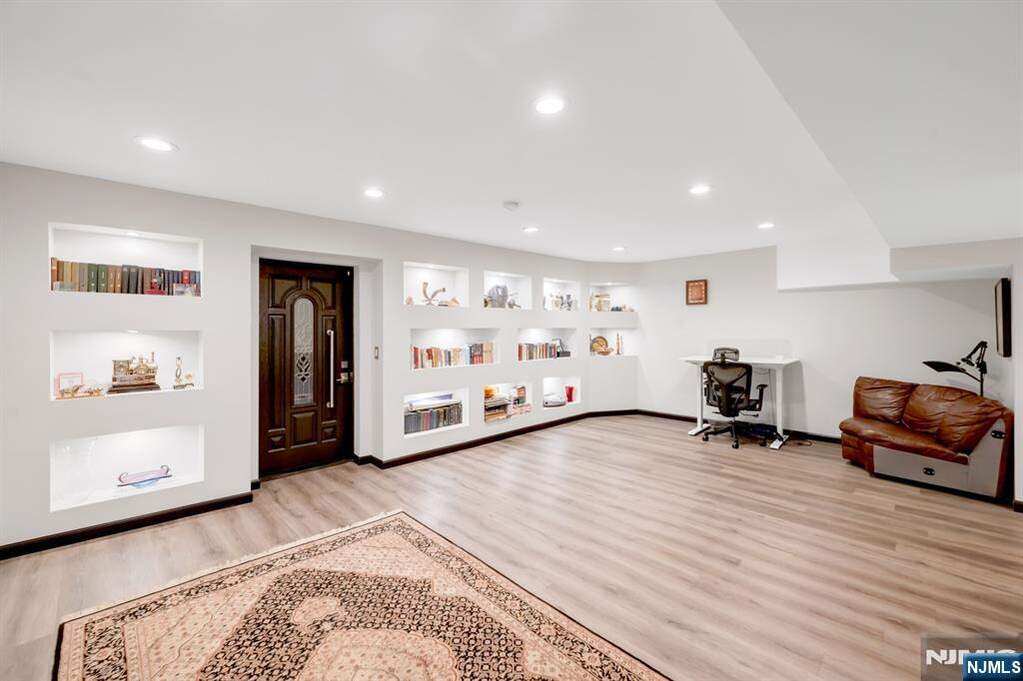 5 Bedroom Single Family Home/House's Image 32