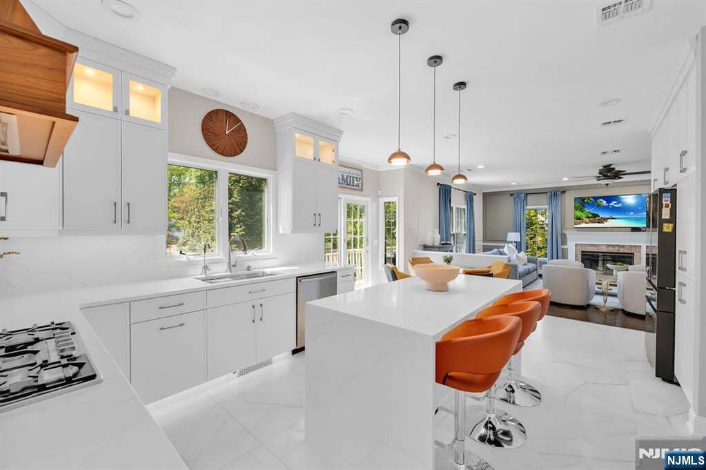 5 Bedroom Single Family Home/House's Image 12