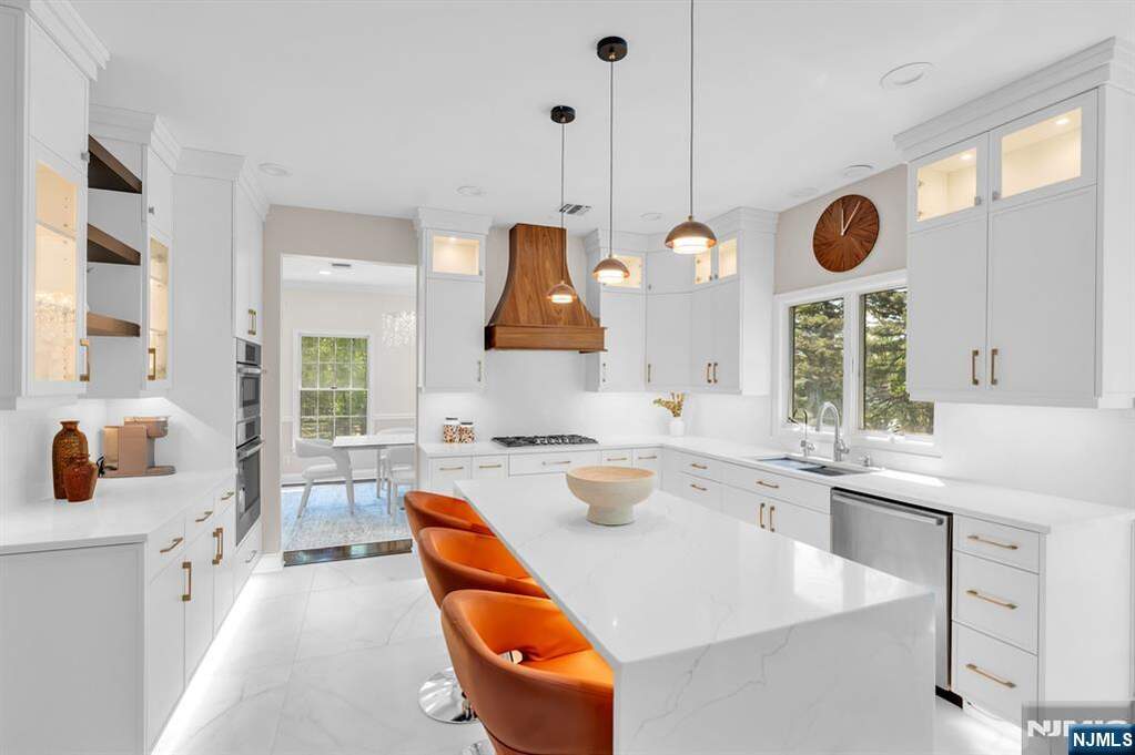 5 Bedroom Single Family Home/House's Image 14