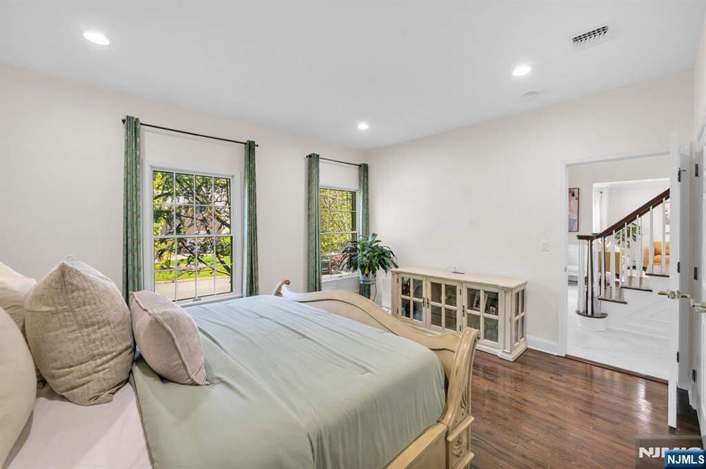 5 Bedroom Single Family Home/House's Image 19